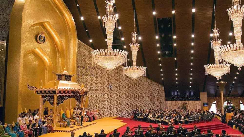 ২০ লক্ষ বর্গফুটের ওই প্রাসাদটির নাম 'গিনেস বুক অব রেকর্ডস'-এ ঢুকে পড়েছে। সেটিই নাকি বিশ্বের সর্ববৃহৎ প্রাসাদ। কী রয়েছে তাতে?