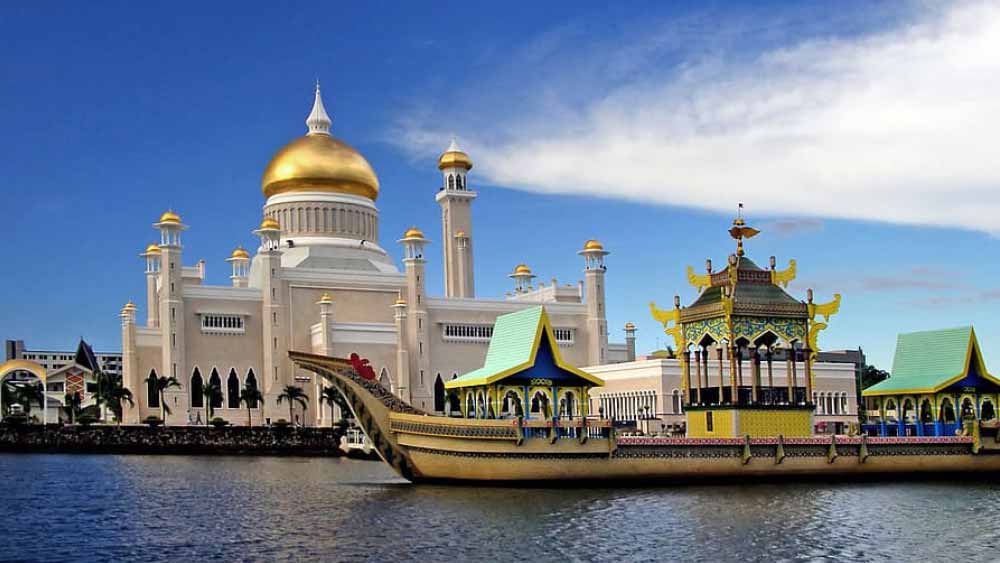 মালয়েশিয়া এবং দক্ষিণ চিন সাগরে ঘেরা বোর্নিয়ো দ্বীপপুঞ্জের ছোট্ট দেশ ব্রুনেই। তবে সে দেশের সুলতানের ধনসম্পত্তির গল্প মোটেও ছোট নয়।