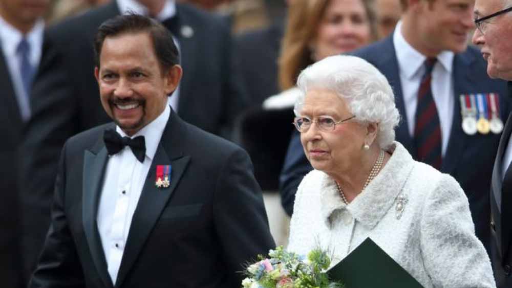 কেমন সে নাম?  সুলতান হাজি হাসানঅল বোকাইয়া মুইজ্জাদ্দিন ওয়াদ্দালাহ ইবনি অল-মরহম সুলতান হাজি ওমর আলি সইফুদ্দিন সা’দুল কাহিরি ওয়াদ্দেন।