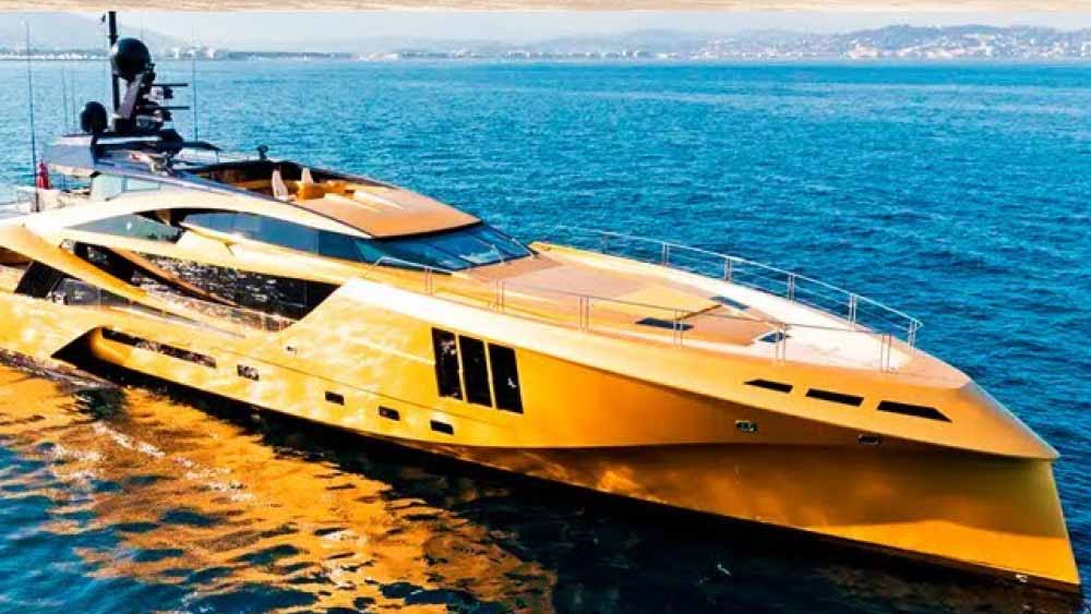 প্রভূত অর্থের মালিক হলেও তা যখের ধনের মতো আগলে রাখেননি সুলতান। দরাজ হাতে খরচও করেছেন তিনি। তা সে সোনায় মোড়া জেট বিমান হোক বা বিলাসবহুল বাসভবন— সবেতেই জলের মতো অর্থব্যয় করেছেন ব্রুনেইয়ের সুলতান।