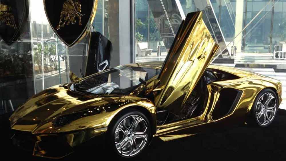 হাজার হাজার গাড়ি নিজের প্রাসাদের কোথায় রাখেন সুলতান? সেগুলি রাখার জন্য সুলতানের প্রাসাদে ১১০টি গ্যারাজ রয়েছে। সেখানেই নাকি তাঁর সাত হাজার গাড়ি থাকে।