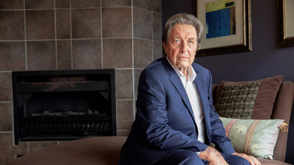 ইলন মাস্কের বাবা এরোল মাস্ক। পেশায় ইঞ্জিনিয়র এরোল থাকেন দক্ষিণ আফ্রিকায়। সম্প্রতি একটি আন্তর্জাতিক সংবাদমাধ্যমের সাক্ষাৎকারে নিজের জীবন নিয়ে খোলাখুলি কিছু কথাবার্তা বলেন তিনি। সেখানেই তাঁর স্বীকারোক্তি, ‘‘আমার তিন বছরের কন্যার মা আমারই সৎকন্যা।’’ 