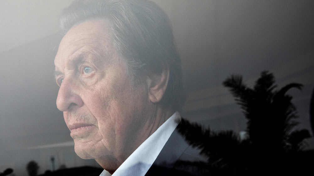  ইলন মাস্কের বাবার কথায়, ‘‘এই পৃথিবীতে আমাদের আসার একমাত্র কারণ, প্রজনন করা।’’ এর পরই তিনি জানান, তাঁর ৩৫ বছরের সৎকন্যা জানা বেজুইডেনহাউট তাঁর মেয়ের মা!