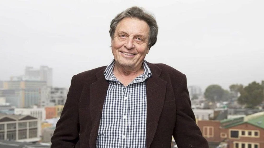 সব মিলিয়ে ৭৬ বছর বয়সি এরোলের সাত সন্তান রয়েছে। 