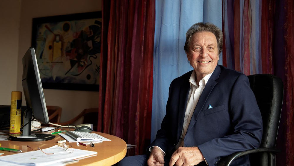 ইলন মাস্কের সৎমায়ের নাম হেইড বেজুইডেনহাউট। ইলনের মা মে হল্ডেমান মাস্কের সঙ্গে এরোলের বিচ্ছেদ হয় ১৯৭৯ সালে। তার পর হেইডকে বিয়ে করেন ইলন মাস্কের বাবা।