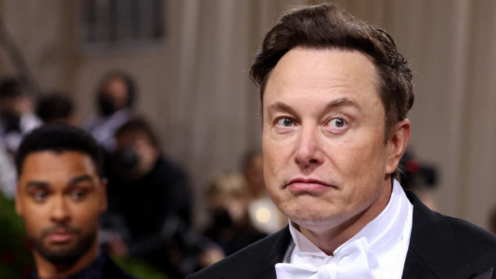 এরোল জানিয়েছেন, সেই সৎকন্যাই তাঁর আরও দুই সন্তানের মা।