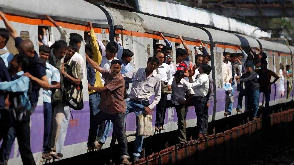 Thief snatch mobile in up shantipur local and hang from the gate for long after passengers chase him dgtl
