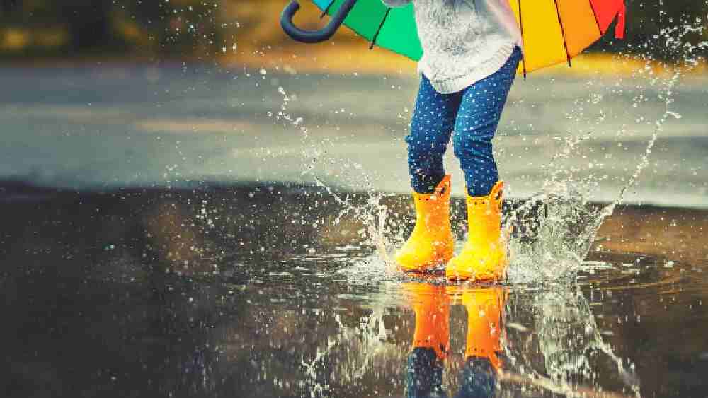 বর্ষায় চট করে অসুস্থ হয়ে পড়ে শিশুরা, কী ভাবে আটকাবেন