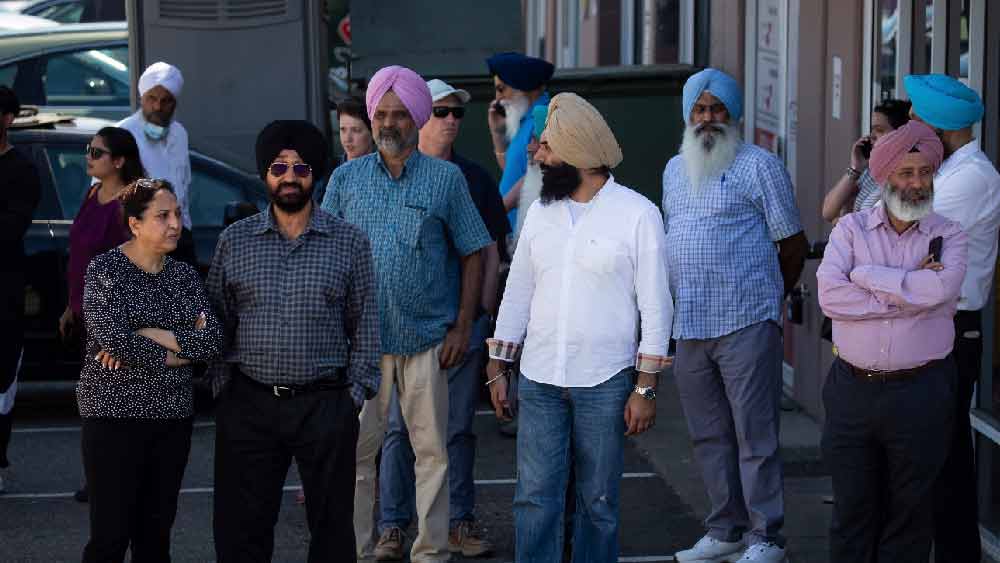 কানাডীয় পুলিশ ওই নিহতের নাম-পরিচয় প্রকাশ্যে আনেনি। তবে ‘কণিষ্ক’ মামলায় একদা অভিযুক্ত সত্তরোর্ধ্ব ওই ব্যক্তি যে মালিক এবং তাঁকে লক্ষ্য করেই গুলি চালানো হয়েছে বলে স্থানীয় সংবাদমাধ্যমের দাবি। ঘটনাস্থলেই মারা যান মালিক।