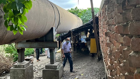 ধর্ষণস্থল পরিদর্শনে পুলিশ কর্মীরা।