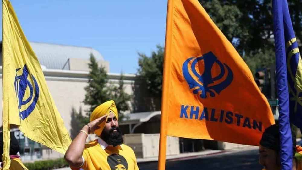 তদন্তকারীদের আরও দাবি, ভ্যাঙ্কুভার আন্তর্জাতিক বিমানবন্দরে মালপত্রের সঙ্গে ওই স্যুটকেসবোমাটি রাখা হয়েছিল। পরে তা টরন্টোতে এয়ার ইন্ডিয়া ফ্লাইট ১৮২-তে সেটি চালান করে দেওয়া হয়। এর পর অতলান্তিকের উপর ৩১ হাজার ফুট উঁচুতে তাতে বিস্ফোরণ ঘটানো হয়েছিল। তাতে মাঝআকাশেই মৃত্যু হয় বিমানের সকলের। 