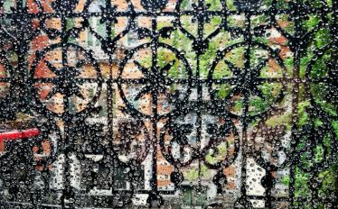 জানালার ধারে বৃষ্টির ফোঁটা