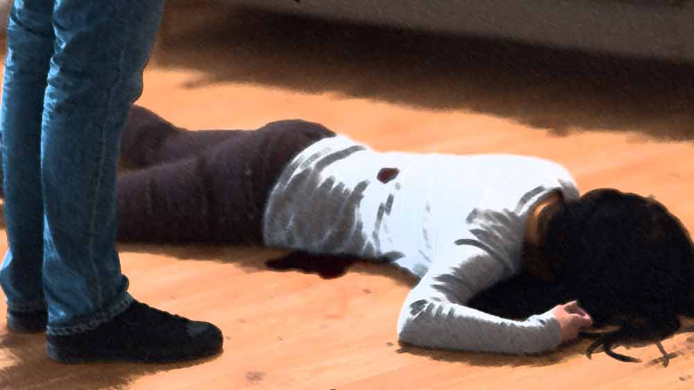 প্রেমিক এবং প্রেমিকের দাদার সঙ্গে যোগসাজশ করে বাবা-মাকে নৃশংস ভাবে খুন করে বছর কুড়ির মেয়ে। কানপুরের এই ঘটনা ইতিমধ্যেই দেশ জুড়ে শোরগোল ফেলেছে। মৃত দম্পতির মেয়ে অভিযুক্ত কোমল ওরফে আকাঙ্ক্ষাকে গ্রেফতার করেছে পুলিশ। বেশ কিছু দিন আগে গ্রেফতার হন পলাতক প্রেমিকও।