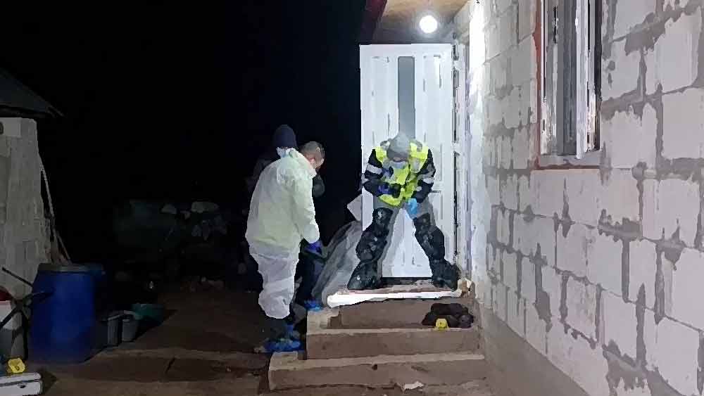 তবে, কী এমন পরিস্থিতি হয়েছিল যে, শেষমেশ নিজের বাবা-মাকে খুন করলেন কোমল? কেনই বা কোমলের প্রেমিক ধরা পড়ার পর কোমলের বিরুদ্ধে বিশ্বাসঘাতকতার অভিযোগ আনেন?