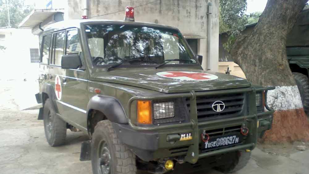 বছর দেড়েক আগে কোমল জানতে পারেন, তিনি মৃত দম্পতির নিজের মেয়ে নন। তার পরই সম্পত্তির বিষয়ে বাবা-মার ভবিষ্যৎ পরিকল্পনা নিয়ে সন্দেহ দানা বাঁধতে শুরু করে কোমলের মনে। তিনি মনে করেন, বাবা-মার মৃত্যুর পর সব সম্পত্তি তাঁর দাদার কাছে চলে যাবে। তাঁর ভাগ্যে কিছুই জুটবে না।