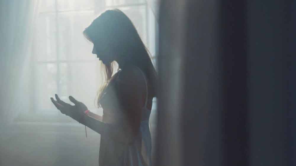 কোমলের পরিবার কানপুরের যে বাড়িতে থাকত, তার দাম প্রায় ৩০ থেকে ৩৫ লক্ষ টাকা। একই সঙ্গে কয়েক কোটি টাকার জমি রয়েছে কোমলের বাবা মুন্নালালের নামে। মুন্নালাল পেনশন হিসেবেও মোটা টাকা পেতেন। সব মিলিয়ে বাড়িতে কোনও অভাব ছিল না।