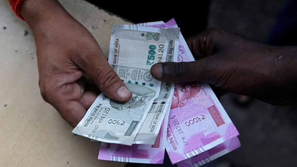 পুলিশ সূত্রে জানা যায়, কোমলের সৎদাদা অনুপের সঙ্গে যে মেয়েটির বিয়ে হয় তিনি মানসিক ভাবে অসুস্থ ছিলেন। তাই ছেলের সঙ্গে বৌমার বিবাহবিচ্ছেদ ঘটানোর জন্য উঠে পড়ে লাগেন মুন্নালাল। এমনকি, বৌমার বাপের বাড়িকে বিবাহবিচ্ছেদের জন্য ২৫ লক্ষ টাকা দিতেও রাজি হয়ে যান তিনি।