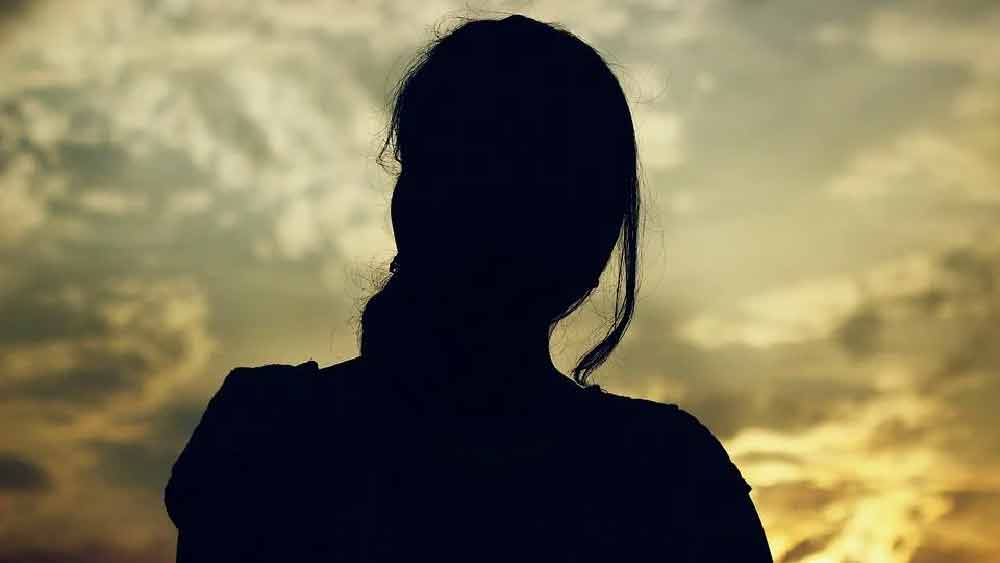 রাহুলের সঙ্গে বাবা-মা-দাদাকে হত্যার পরিকল্পনা করা শুরু করেন কোমল। এমনকি, নিখুঁত ভাবে খুন করার পরিকল্পনা করতে টিভিতে ক্রাইম পেট্রোলের বিভিন্ন এপিসোডও দেখতে শুরু করেন কোমল।