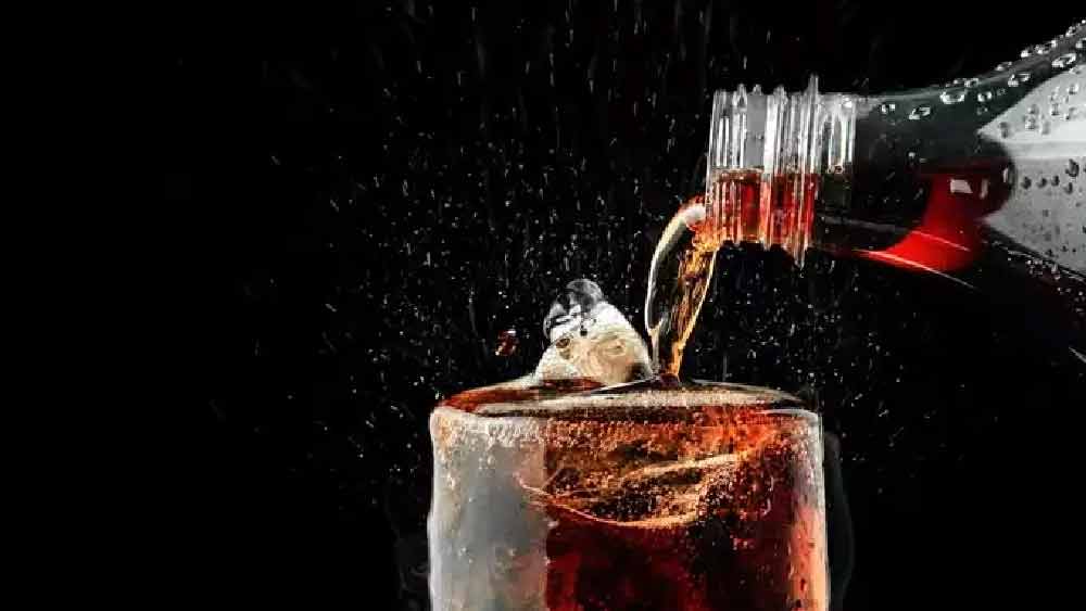 ঘরে প্রবেশ করার পর রোহিতের সঙ্গে শারীরিক সম্পর্ক হয় কোমলের। এই বিষয়ে নাকি আগে থেকেই কথা হয়েছিল তাঁদের দু’জনের মধ্যে। তবে এই বিষয়টি রাহুলের কাছ থেকে লুকিয়ে যান দু’জনেই।