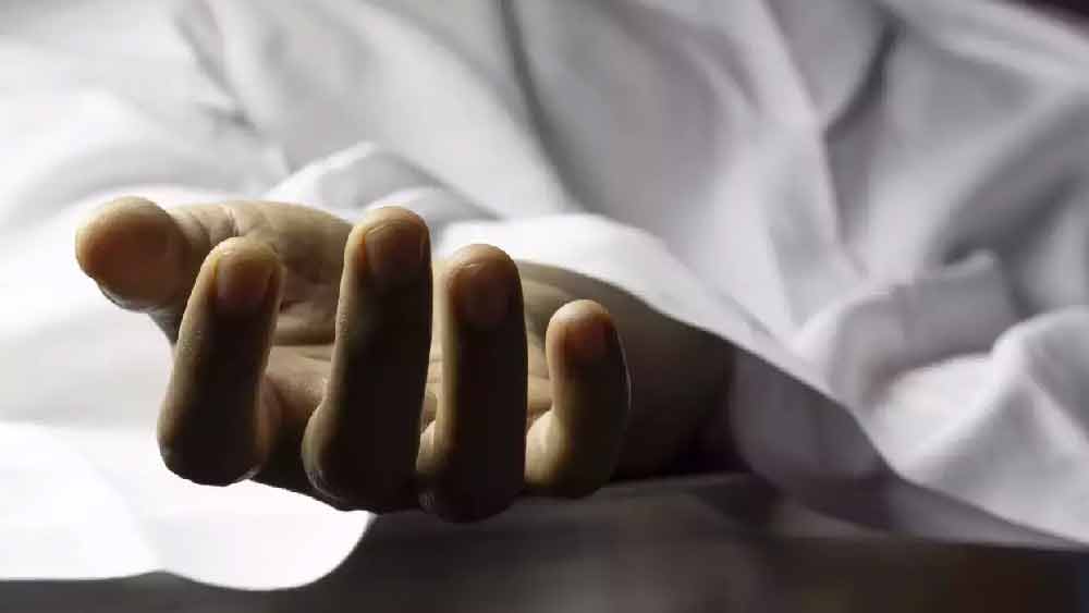 এই ঘটনার পর ঘুমন্ত দাদা অনুপকে ঘুম থকে তুলে কোমল জানান, কিছু অজ্ঞাতপরিচয় ব্যক্তি ঘরে ঢুকে তাঁকে বেঁধে বাবা-মাকে খুন করেছে। অনুপ বাবা-মার মৃতদেহ দেখে পুলিশকে খবর দিলে পুলিশ ঘটনাস্থলে এসে তদন্ত শুরু করে।