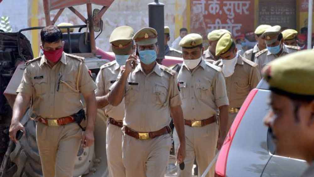 কোমল পুলিশকে জানান, সৎমেয়ে হওয়ায় বাবা-মা তাঁর প্রতি বৈষম্যমূলক আচরণ করতেন। হাতখরচের টাকা চাইলে তাঁকে দেওয়া হত না। অথচ তাঁর দাদার সমস্ত চাহিদাই বাবা-মা পূরণ করতেন বলেও তিনি দাবি করেন। বাবা-মা তাঁকে সারাক্ষণ বকাঝকা করতেন বলেও তিনি জানান। আর সেই কারণেই সম্পত্তি দখল করতে তিনি বাবা-মাকে খুন করেছেন বলে কোমল পুলিশের কাছে স্বীকার করেন।