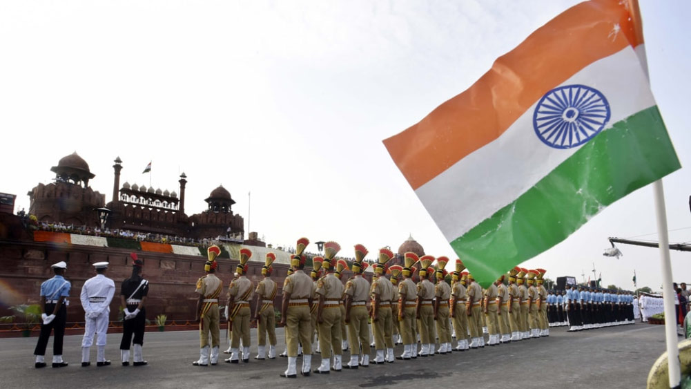 ভারতের স্বাধীনতার ৭৫তম বর্ষপূর্তি উপলক্ষে বেশ কিছু চমক থাকছে কেবিসি-র এই সংস্করণে। সম্প্রতি অনুষ্ঠানের ঝলক প্রকাশের সময় চমক সম্পর্কে আগাম ঘোষণা করেছিলেন অনুষ্ঠানের কর্তারা।