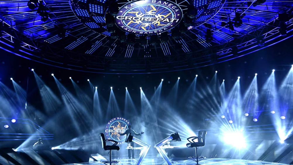 কী চমক থাকছে সেখানে? অনুষ্ঠানের সর্বশেষ প্রশ্নটি হবে সাড়ে সাত কোটি টাকার। সেই প্রশ্নের উত্তর দিতে না পারলে প্রতিযোগীর যাত্রা তিন লক্ষ ৭৫ হাজারে থেমে যাবে। এর পরই এল চমক।