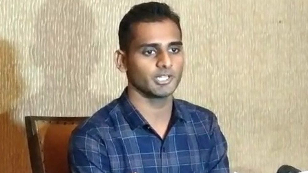 কলেজজীবনের প্রথম দিকে পড়াশুনোয় সেই ভাবে মন না দিলেও। শেষ দু’বছর একান্ত নিষ্ঠার সঙ্গে পড়াশোনা করে প্রথম স্থান অধিকার করে কলেজ পাস করেন। তার পরই আইএএস হওয়ার প্রস্তুতি শুরু করে দেন।