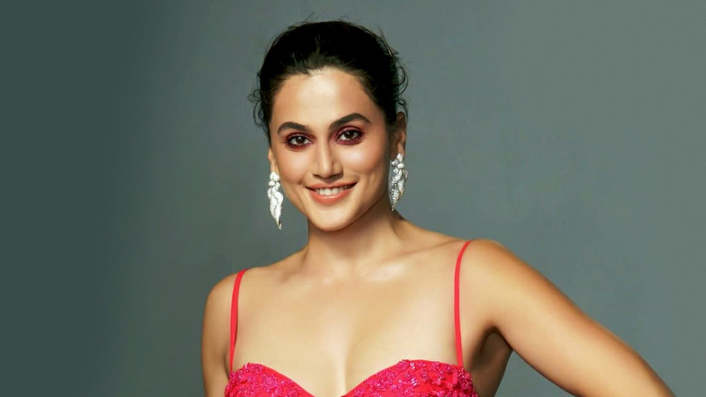 অভিনেত্রী তাপসী পন্নুরও ভক্ত সাহিল। বিগবি-র সঙ্গে ‘পিঙ্ক’ এবং ‘বদলা’ এই দু’টি ছবিতে কাজ করেছেন অভিনেত্রী।