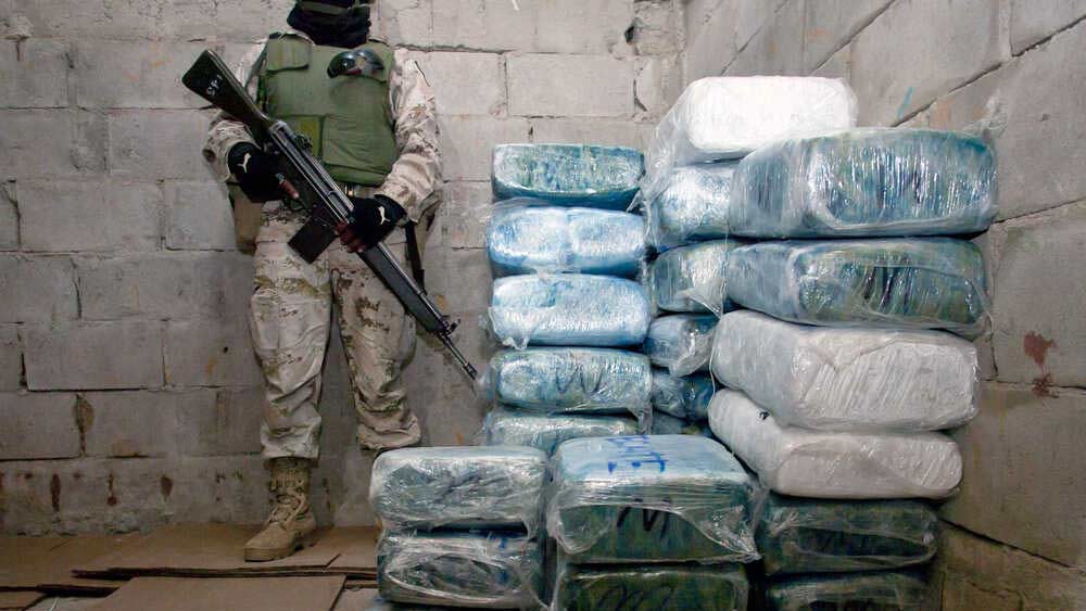 আমেরিকার অ্যাটর্নি জেনারেল মেরিক গারল্যান্ড বলেছেন, ‘‘আমেরিকার এজেন্টকে যিনি অপহরণ করে অত্যাচারের পর হত্যা করেছেন, তাঁকে আড়াল করার কোনও মানে হয় না। কুইন্টেরোকে গ্রেফতারের জন্য মেক্সিকো কর্তৃপক্ষের কাছে আমরা কৃতজ্ঞ।’’