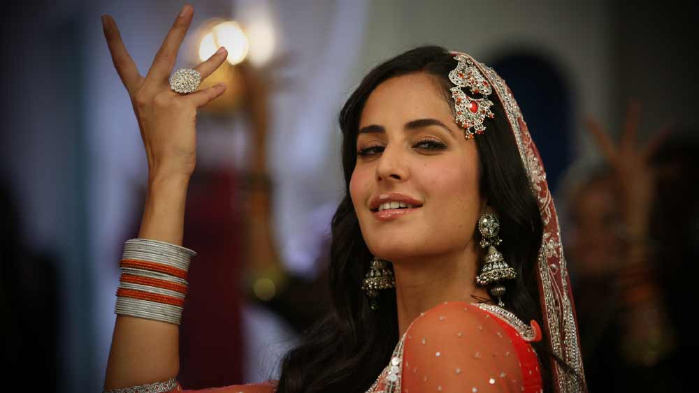 হিন্দি প্রায় বলতে পারতেন না ক্যাটরিনা। এ জন্য তাঁকে কেরিয়ারের শুরুতে ভুগতেও হয়েছিল। যদিও পরে হিন্দি শিখে হিন্দি ছবিরই সর্বোচ্চ পারিশ্রমিক প্রাপ্ত নায়িকাদের মধ্যে জায়গা করে নেন তিনি।