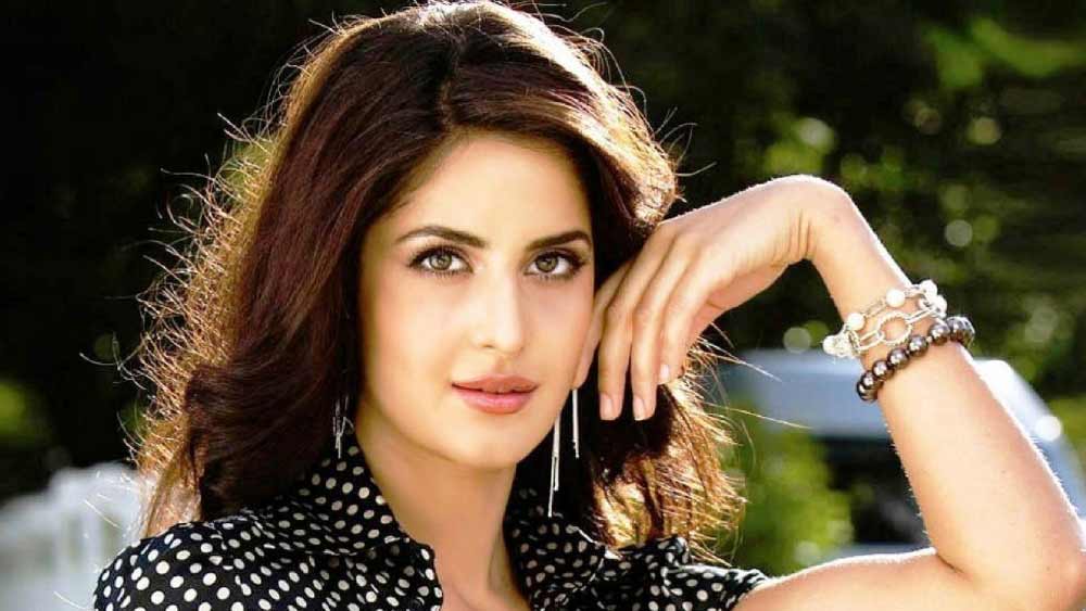 তবে কোনও এক নায়কের সঙ্গে নিজেকে বেঁধে রাখেননি ক্যাটরিনা। অক্ষয় কুমারের পাশাপাশি শাহরুখ খান, সলমন, আমির খানের পাশাপাশি রণবীর কপূরের সঙ্গেও তাঁর জুটি নজর কেড়েছে। 