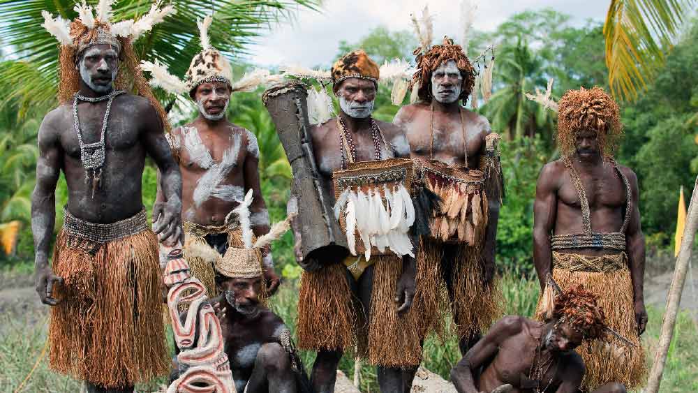 নিউ গিনির ঘন জঙ্গলের অনাবিষ্কৃত অঞ্চল। আধুনিক মানুষের পা সেই অর্থে এই অঞ্চলে পড়েনি। এই অঞ্চলেই আসমত উপজাতির বাস।