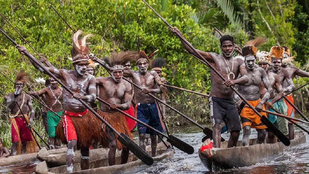 আসমত উপজাতির মানুষেরা শুধু তাঁদের শত্রুদের শিকার করার জন্য নন, রীতিমতো শত্রুদের মেরে তাঁদের মাংস খাওয়ার পদ্ধতির জন্যও কুখ্যাত।