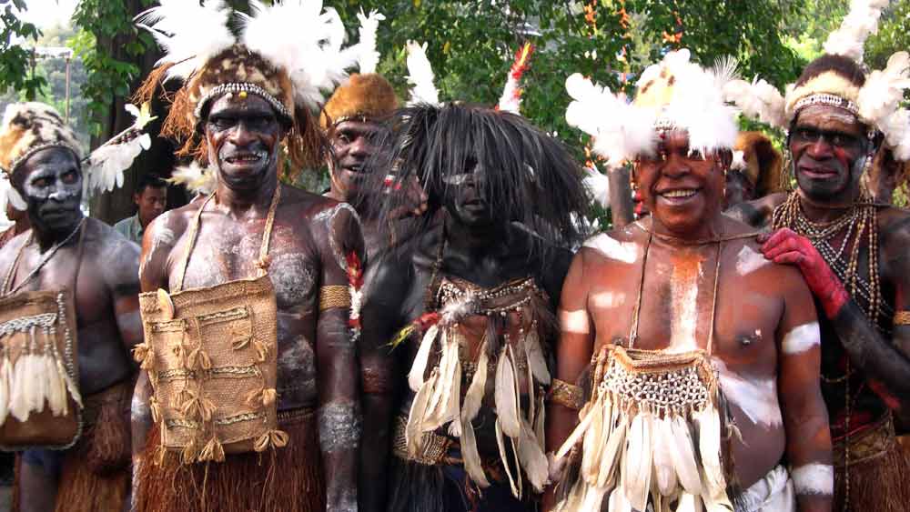 শত্রুপক্ষের মাথা কেটে খাওয়াকে বীরত্ব এবং উপজাতীয় আনুগত্যের প্রতীক বলেই মনে করেন আসমত উপজাতির মানুষ।