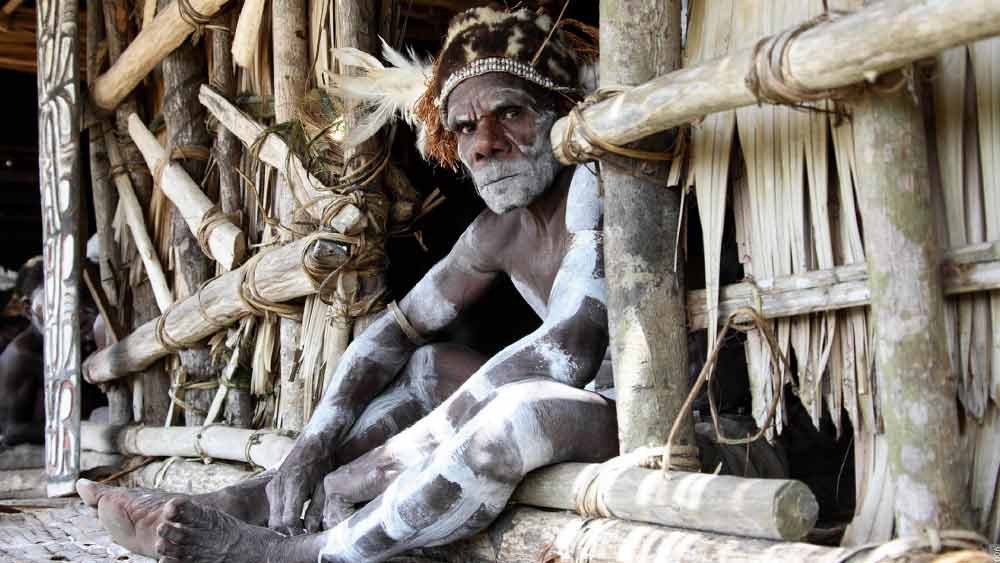 তবে কী করে এই উপজাতির সদস্যেরা মৃতদের মাথা ভক্ষণ করেন, তা জানলে যে কোনও মানুষ অবাক হতে বাধ্য।