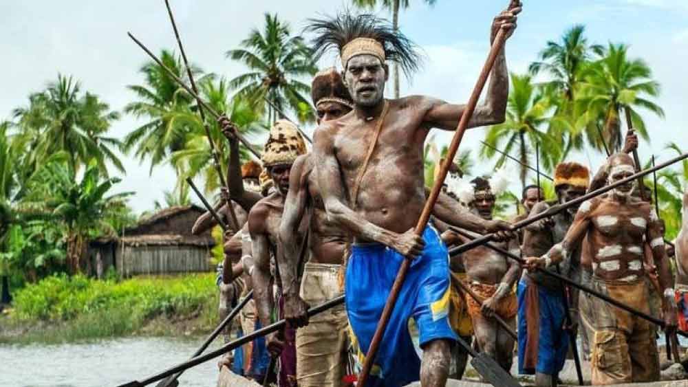 আসমত উপজাতির এই ভয়াবহ আচারপদ্ধতি অন্যান্য উপজাতির মধ্যে আতঙ্কের সৃষ্টি করলেও নিজেরা বিশ্বাস করেন, মানুষের মাথা একটি পবিত্র খাদ্যবস্তু এবং মানুষের মাথাকে গাছের ফলের সঙ্গেও তুলনা করেন তাঁরা।