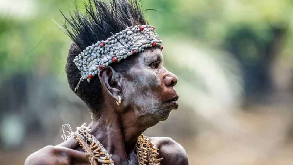 মাথা কাটার পর বাকি দেহ নিয়েও কারসাজি করতে ছাড়েন না এই উপজাতির মানুষেরা। কাটা দেহ নিজেদের উরুর উপর রেখে প্রার্থনা করেন তাঁরা। মনে করেন, এই প্রক্রিয়ার মাধ্যমে মৃত ব্যক্তির দৈহিক ক্ষমতা তাদের কাছে চলে আসবে।