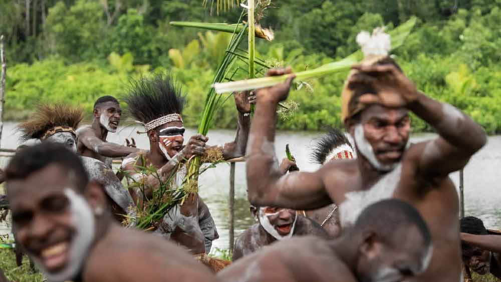 খুলিগুলি অলঙ্কার হিসেবে ব্যবহার করার পাশাপাশি বাড়ির সাজসজ্জাতেও কাজে লাগান আসমত উপজাতির সদস্যেরা।