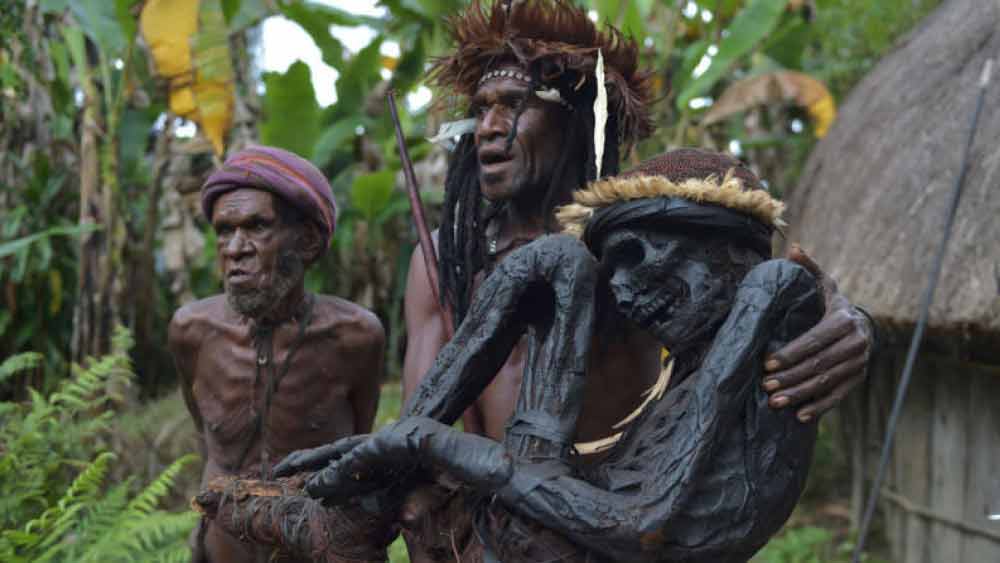 মাথার খুলিগুলিকে বালিশ হিসাবেও ব্যবহার করেন তাঁরা। পাশাপাশি এই খুলিগুলিকে অর্ধেক করে তা খাবার খাওয়ার পাত্র হিসেবেও ব্যবহার করা হয়।