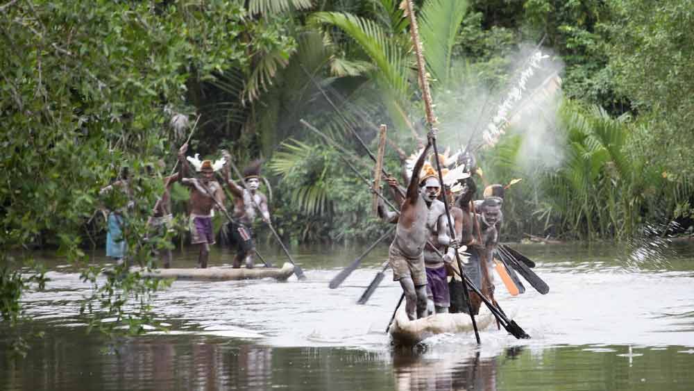 মৃতদেহের মেরুদণ্ডের বিভিন্ন অংশ এবং চোয়াল দিয়ে কানের দুলও বানান আসমাত উপজাতির সদস্যেরা।