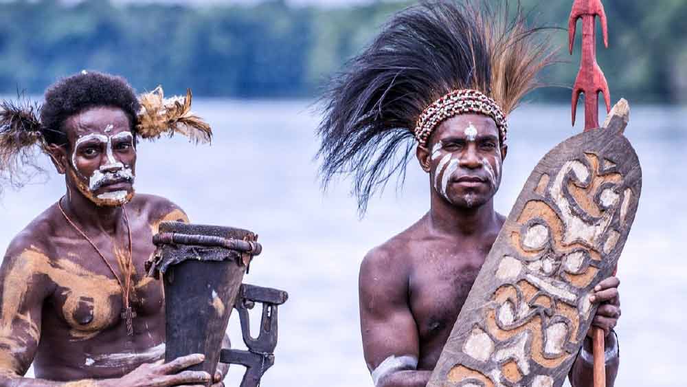 আসমত উপজাতির কোনও সদস্যের মৃত্যু হলেও তাঁরা সেই সদস্যের মাথা কেটে নেন। কাটা মুণ্ডু থেকে চোখ এবং ঘিলু বের করে নেওয়া হয়।