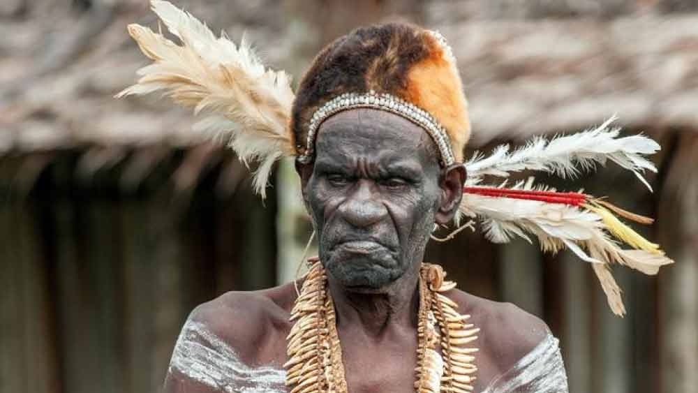 এই উপজাতির বিশ্বাস, মৃত্যুর পর নাকের ছিদ্র বন্ধ করে রাখলে প্রেতাত্মারা শরীরে প্রবেশ করতে পারবে না। তাই মৃত্যুর পর তাঁদের নাকের গর্তও  বুজিয়ে দেওয়া হয়।