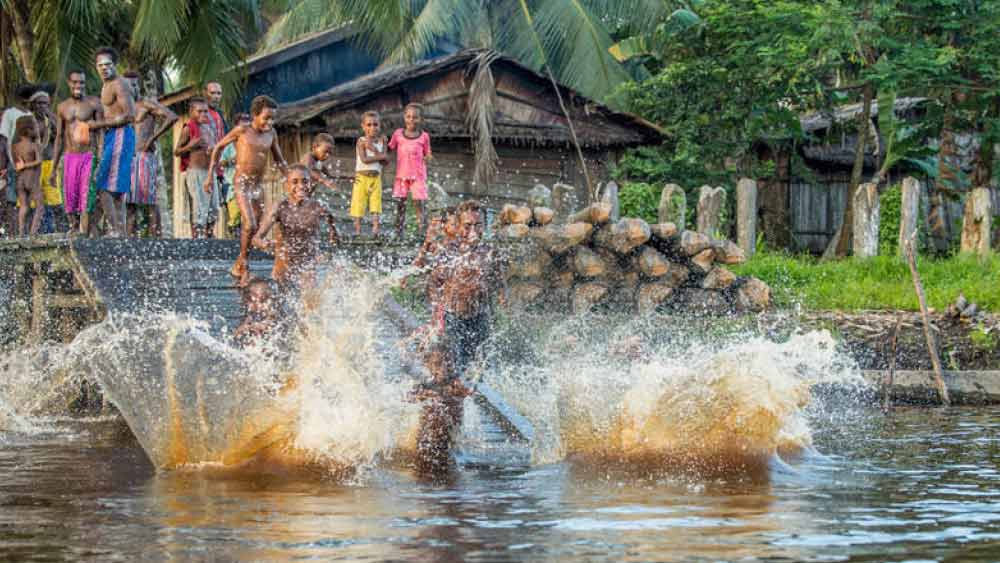 আমেরিকার প্রাক্তন ভাইস প্রেসিডেন্ট নেলসন রকফেলারের পঞ্চম সন্তান মাইকেল রকফেলার ১৯৬১ সালের নভেম্বর মাসে এমন একটি এলাকা থেকে নিখোঁজ হন, যেখানে অসমত জনজাতির বসবাস।