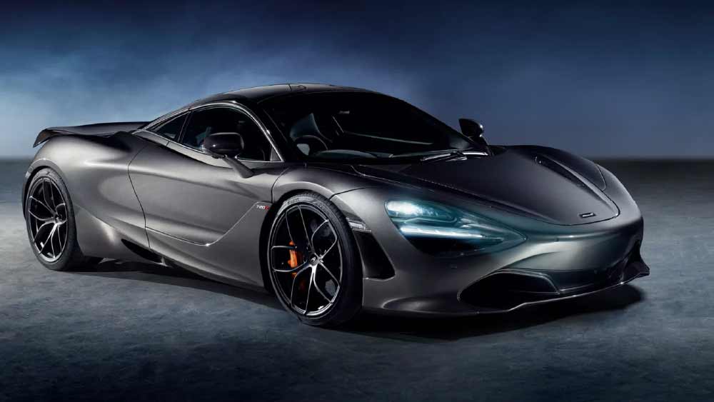 ললিতের কাছে আছে ম্যাকলারেন ৭২০ এস মডেল। ললিতের ইনস্টাগ্রাম পোস্ট অনুযায়ী, এই গাড়িটি কিনেছেন তাঁর ছেলে রুচির মোদী। ‘কারওয়ালে’র ওয়েবসাইট অনুযায়ী, ভারতে এই মডেলের দাম সাড়ে চার থেকে পাঁচ কোটি টাকা। ভারতে মাত্র দু’জন এই মডেলের গাড়ি চালান— ধনকুবের রঞ্জিত সুন্দরমূর্তি এবং গৌতম সিঙ্ঘানিয়া।