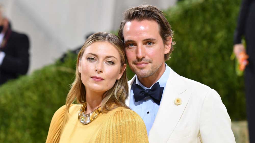 প্রেমিক আলেকজান্ডার গিলকেস ও নবজাতকের ছবি পোস্ট করে শারাপোভা লিখেছেন, ‘আমাদের ছোট্ট পরিবারে সবচেয়ে সুন্দর, কঠিন এবং অমূল্য উপহার পেলাম আজ।’