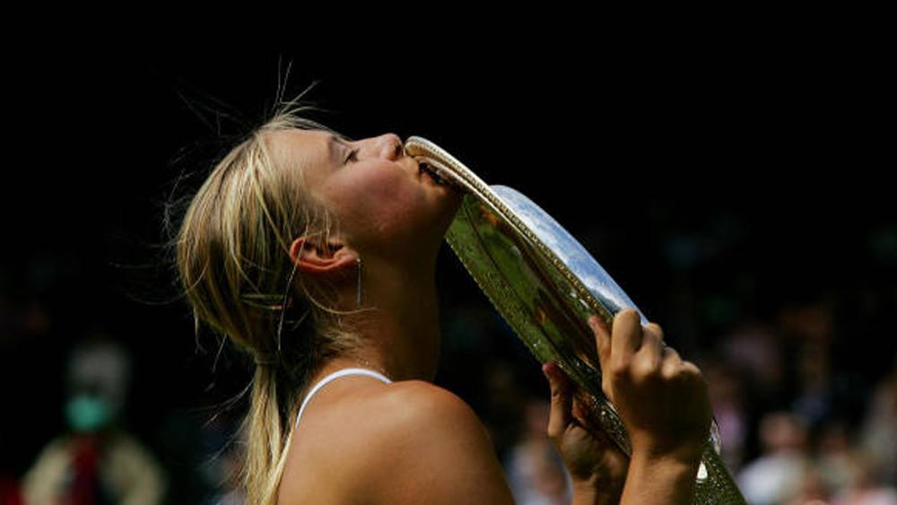 বহু হৃদয়ে ঝড় তোলা এই টেনিস সুন্দরীর জীবনে এসেছেন একাধিক পুরুষ। ২০০৫ সালে গায়ক অ্যাডাম লেভাইনের ঘনিষ্ঠ ছিলেন তিনি। 