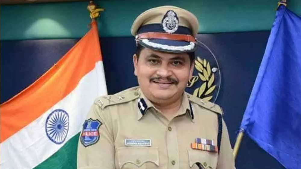 নাম মহেশ ভগবন্ত। ১৯৯৫ ব্যাচের এই আইপিএস অফিসারের শখ পড়ানো। কী ভাবে সিভিল সার্ভিসের মতো কঠিন পরীক্ষায় ছাত্রছাত্রীদের পাশ করানো যায়, সেটাই তাঁর চিন্তা।