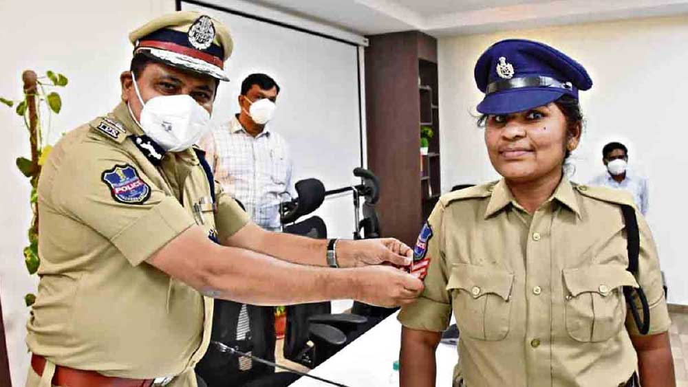 সবাই ফোন করে প্রথমেই জানাচ্ছেন ধন্যবাদ। তার পর কারও কারও আর্জি, ‘‘এ বার আমাদের পড়ান।’’ 