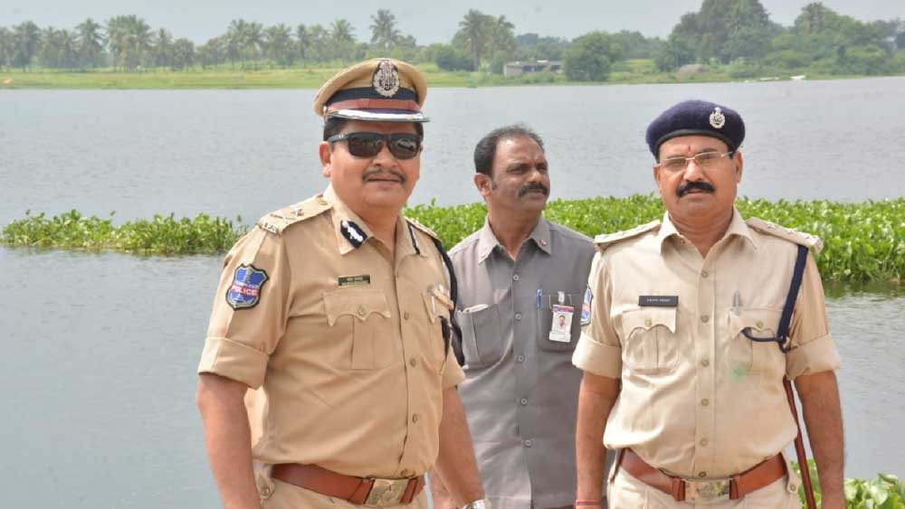 শুধু তা-ই নয়। মেধাতালিকার প্রথম ২০ জনের মধ্যে ১০ জনই এই আইপিএস অফিসারের কাছ থেকে ‘তালিম’ নিয়েছিলেন। তাঁদের প্রত্যেককে শিক্ষকের একটাই বার্তা, ‘‘এ বার সমাজের জন্য পরিশ্রম করো।’’